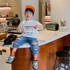 Jeans barn pojkar baby stilig kausal hål cowboy denim beskurna byxor sommar 2023 koreanskt mode för äldre
