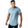 Herr t-skjortor sommar gym träning fitness t-shirt MenbodyBuilding Slim Printed Button V-Neck korta ärmar Bomulls tee toppar kläder