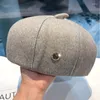 Beret Hat Warme Wełniany materiał w jesieni i zimowy czarny beret koreańsko -mody crynynstone m logo twarz małego malarza