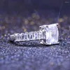 결혼 반지 Huitan Sparkling Square Cubic Zircon Prong 설정 작은 지르코니아 트렌디 쥬얼 Femme을 가진 여성을위한 고귀한 반지 밴드