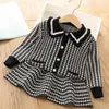 "Adorable ensemble pull pour fille avec cardigan à nœud et jupe - Parfait pour le printemps et l'automne, idéal pour la tenue de fête d'anniversaire de bébé fille !"