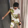 Мужские спортивные костюмы мужской стройный летний подход короткий футболка ropa hombre модный узор с леопардовой дизайнерской футболкой костюм с двумя частями.