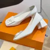 Nieuwe hoge hakken dames jurk schoenen ontwerper mode lederen vierkante kop professionele bar trouwschoenen zwart wit speelse elastische band formele sandalen maat 35-40