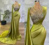 Abiti da ballo da sera a sirena in raso verde limone arabo Abiti da cerimonia trasparenti con paillettes Top con paillettes Increspato Abiti da cerimonia per occasioni formali Gold Hunter Sheer Neck Sweep Train Robe de 2023 BC9574