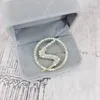 Mode smycken berömd märke design silver guld varumärke broche luxurys desinger brosch kvinnor strass pärlbrev brosches kostym p5008099