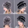 Bonsons de bonnet / crâne Caps chapeaux de fourrure pour femmes hiver réel rex fashion fraîche bonne fleurs tricotées avec des balles crânes neige femelle