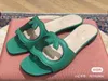 2023 nova marca designer sandálias de geléia de verão mulheres sapatos de praia ocos chinelos senhoras chinelos de luxo fivela dupla sandálias leves ao ar livre slide g