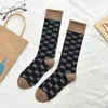 Toptan Hosierys Socks Lady lüks mektup desen bacak uzunluğu popüler marka 5 renk klasik pamuk eğlence