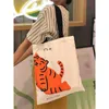 Kvällspåsar kawaii tiger år canvas tote tecknad axel väska harajuku student dagligen handväska koreansk kvinna stor kapacitet shoppare bageveni