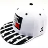 Casquettes de balle Mesh Hiphop Vintage Cap Enfants Rayé Étoile À Cinq Branches Protection Solaire Dôme Large Bord Lettres Plaine Printemps Baseball Chapeau Coréen