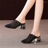 Pantoufles d'été à talons épais en cristal scintillant, maille respirante pour femmes, couverture des orteils, décoration en métal, sandales pour dames 20230714