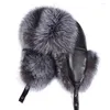 ベレー帽Real Fur 2023冬の本物の銀の帽子男性革の暖かいロシアの爆撃機のためのラクーンレイフェンキャップ