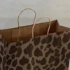 Cadeau cadeau 10pcs à la mode léopard kraft sacs en papier sac avec poignée shopping emballage excellente qualité 27 21 11 cm