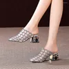 Pantoufles d'été à talons épais en cristal scintillant, maille respirante pour femmes, couverture des orteils, décoration en métal, sandales pour dames 20230714