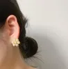 Chic Pearl Flower Charm Ear Stud Earring aretes Mujeres Diseñador de moda Carta Pendientes de latón para dama Mujer Fiesta Joyería de boda Regalo con caja