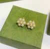 Chic Pearl Flower Charm Örhänge örhänge aretes Kvinnor Modedesigner Bokstav Mässingsörhängen för Dam Kvinnlig Fest Bröllop Smycken Present Med Box