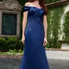 Satin Mother of the Bride Dress monterade Aline Formella tillf￤llen kl￤nningar med axelhalsen