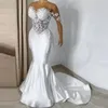 2023 Splendidi abiti da sposa a sirena Perline di cristallo Collo gioiello Illusion Appliques in pizzo Maniche lunghe Lati tagliati Abiti da sposa in raso Abiti da sposa personalizzati