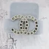 Odznaka biżuterii kryształowy styl krysztony podwójny litera mała kadzidło projektant broszka broszka księżniczka szpilka garpie