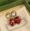 Vintage märke Emalj Strawberry Dangle Charm öronring av tårtopp aretes lyxig designer brev droppe örondroppar för kvinnliga kvinnliga fest bröllop smycken gåva med låda