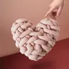 Cuscino per divano per la casa in tessuto, traspirante, realizzato a mano, a forma di cuore, per la casa