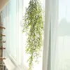 Dekorativa blommor kransar konstgjorda växtgrön vinstockar som hänger falska blad hemma trädgård vägg uteplats grönska dekoration dekorativ