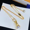 2023 Collier De Luxe Designer Femme En Acier Inoxydable Couple Lapin V Or Ruban Chaîne Pendentif Bijoux Cou Cadeaux Accessoires Aucune Boîte