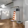 Lampade da terra Atmosfera moderna e minimalista italiana Studio El Divano del soggiorno accanto alla lampada ad arco da pesca verticale