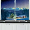 カーテンアイスブルーキッチンカーテン暖かい小さな家のクリスマス冬の風景と山の窓のある大きなノエルの木