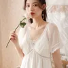 Kvinnors sömnkläder sömnklänning för kvinnor 2023 White Summer Nightgowns Woman Deep v French Nightdress Mesh Kort ärm i ett stycke klänning FG459