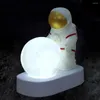 Nattljus 1PC Creative Astronaut Lamp Batterisdriven LED -skrivbord Ornament Atmosfär Dekorationer Belysning