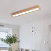 天井のライトは、リビングルームの木製ランプシェードでモダンな導か