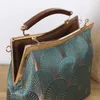 Duffel Bags 2023 Mode Vrouwen Chinees Vintage Malachiet Green Handgemaakte avondkoppeling Portemonnee Gouden schouderketen Huwelijksfeest C C