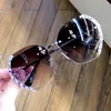 Güneş gözlüğü Taklidi Kadınlar 2023 Elmas Lüks Tasarımcı Vintage Çerçevesiz Shades For FemaleSunglasses Samu22