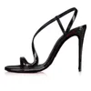 Klassische Stiletto -Sandalen sind einfach, elegant und schlank, beginnend mit der freiliegenden Ferse. Dieser Schuh besteht aus schwarzem Patent cool