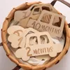 生まれつきの赤ちゃんのための木製の赤ちゃんマイルストーンカード彫刻のマイルストーンウッドカード月ステッカー生まれたギフト230114