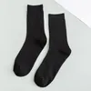 男性の靴下秋​​の冬の純粋な色のメンズコットン温かい黒と白の幸せな男性の男性のためのeur39-44 387mm's