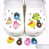 Ayakkabı Parçaları Aksesuarlar Moq 100pcs Güzel Donut Cartoon Croc Charms Buckles 2D Yumuşak Kauçuk tıkanık pimler düğmeleri cazibe dekorasyonları uygun dhv4y