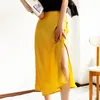 スカートレディース2023年夏、黄色のボタンスリットサテンエレガントスカートソリッドオフィスレディーテンペアメントロングスカートスカート
