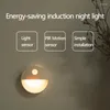 Luci notturne Sensore di movimento Lampada a LED senza fili Lampada da armadio alimentata a batteria Magnete da parete per camera da letto Scale Armadio Guardaroba