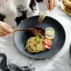 Пластины черный золотисто -посудный оборот керамический ужин блюдо из тарелки рис салат салат лапша суп суп матовой посуду