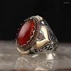 Trouwringen Klassieke vintage ovaal rood zirkoon voor mannen Punk Metal Two Tone Ancient Patronen Handgemaakte ring sieraden