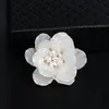 Brosches stift koreansk mode söt skal pärlbrosch smycken lyxig stor blomma kostym lapel pin badge corsage gåvor för kvinnor tillbehör roya