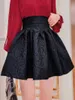 Röcke High -End -schwarze Rock Frauen elegante 3d Blume plissierte 2023 Herbst Mode Thin Girl Flare koreanische Minirockskürze