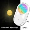 Luzes noturnas 2pcs Smart LED Light Plug in Walls RGB Atmosfera colorida Bright Protable US/UE/UK