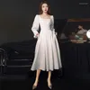 Etniska klädkvinnor Kvällsklänning Vit Satin PLESSED Dresses Sexig fyrkantig krage Lång kjol Elegant Bud Sleeve Banket Party Prom Gown