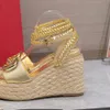 2024 vera piattaforma in pelle sandali a cuneo sandali caviglia caviglia decorativa erba lafita intrecciata scarpe da punta di punta di piedi tacchi da 110 mm sandal