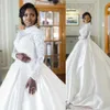 2023 High Neck Wedding Dresses Bridal Gown Lace Applique långa ärmar en linje sveptåg Satin täckta knappar bakåtgjorda trädgård vestido de novia plus storlek