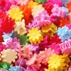 100 st/parti blommor mini hårklor band färgglad krabba för flickor baby söta hårnålar hårtillbehör Barrettes gåva 1451