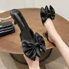 Slippers fino fino fino de salto baixo 2023 Black Rose Red Shoes Ponto Ponto Big Bow Design One Pedal Summer Beach Elegante